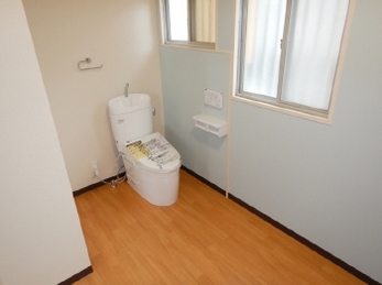 和式トイレを洋式にリフォームしました。同時に隣の納屋の壁を取り払って、広々としたトイレに素敵に大変身！