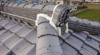 屋根の鬼瓦が落ちそう！？ズレてる？？放置したままだど、落下事故につながるかもしれません。屋根補修工事事例をご紹介します。