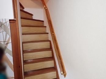 階段でドキッとしたことありませんか？手すりがあれば、とっさの時にパッとつかまることができます。もしもの時のためにも手すりの設置は大切です。