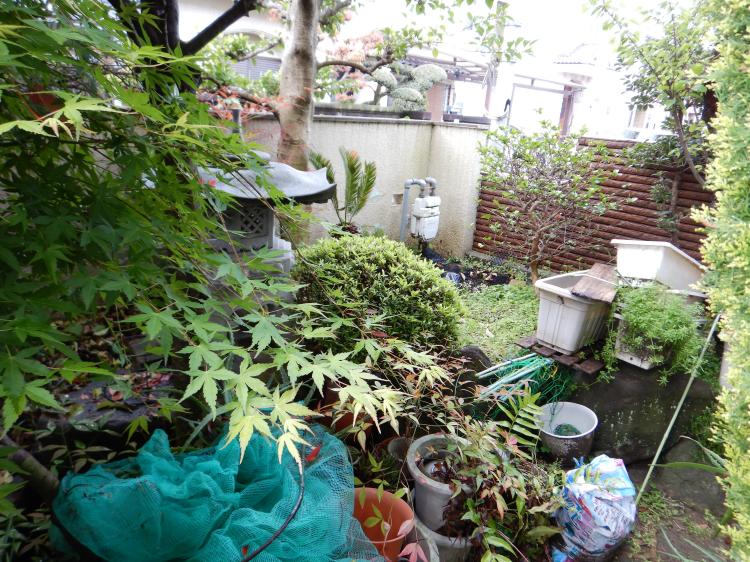 庭には大きな植木や灯ろう、使用していないプランターや鉢などが置かれていました。